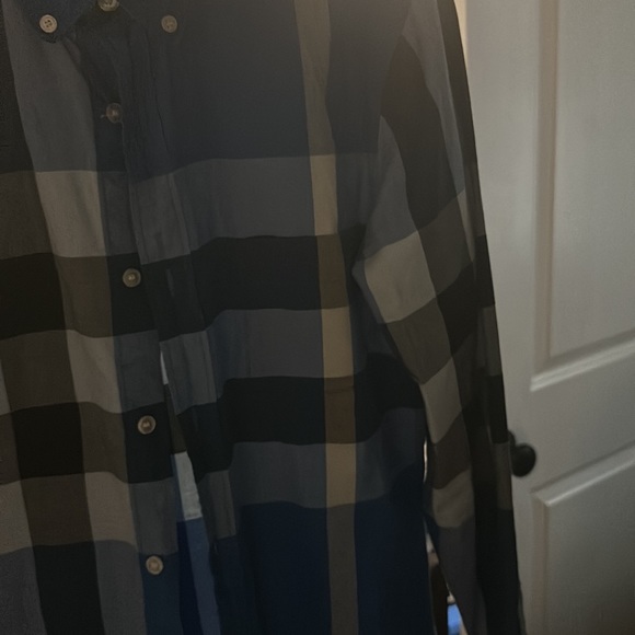 Like new Burberry shirt awesome shirt doesn’t fit nor more - Picture 3 of 5